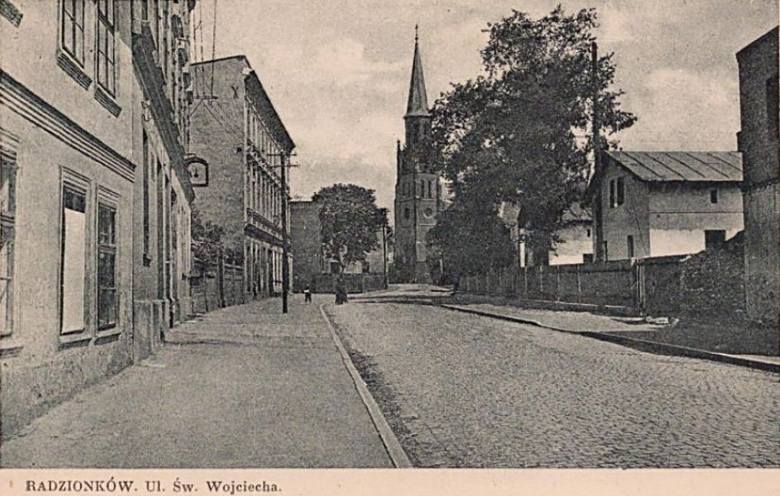 Ulica Świętego Wojciecha w widokiem na kościół św. Wojciecha. Zdjęcie zostało wykonane przed II Wojną Światową.