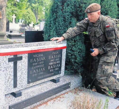 Łódzkie groby powstańców warszawskich ozdabiane są szarfami