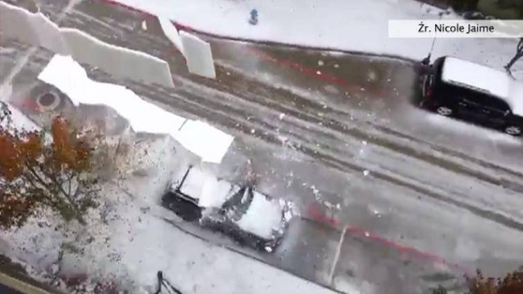 Spadający z dachu lód zmasakrował auto (WIDEO)