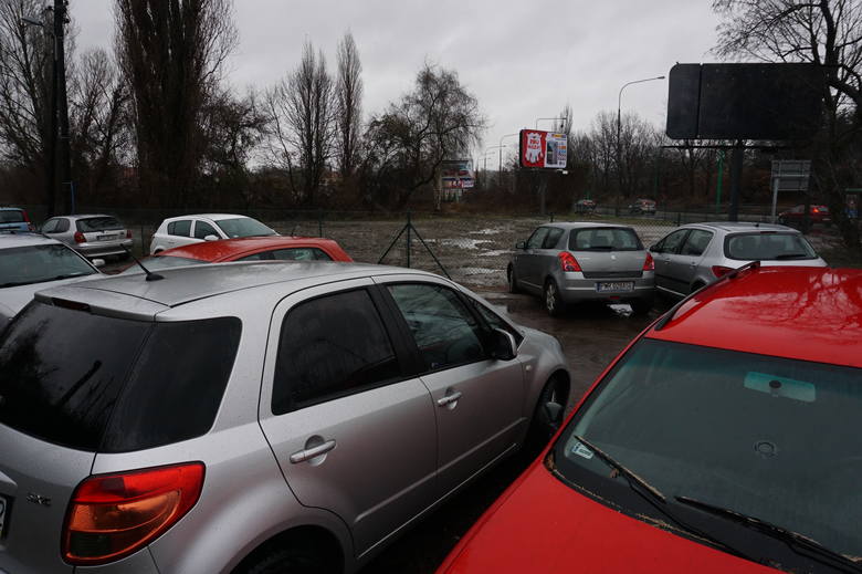 Kierowcy od nowego parkingu przy Poznańskiej wolą dziki, po drugiej stronie wiaduktu - tam nie muszą płacić