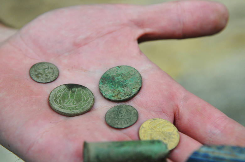 W fosie i okolicy archeolodzy znaleźli m. in. monety. Są też pozostałości walk w 1945 r.