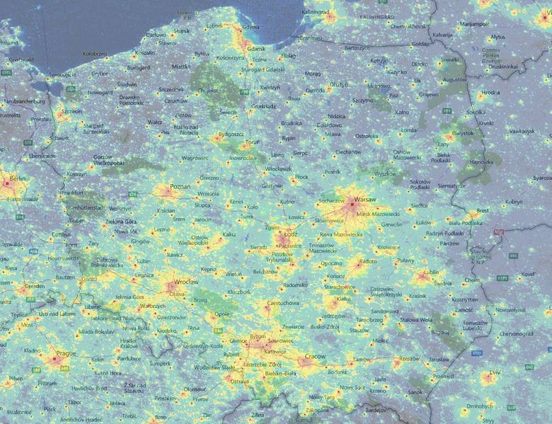 Mapka, na której zobaczycie, gdzie w Polsce mamy największe zanieczyszczenie światłem. Najciemniejsze miejsca na mapie są najlepsze do obserwacji pe