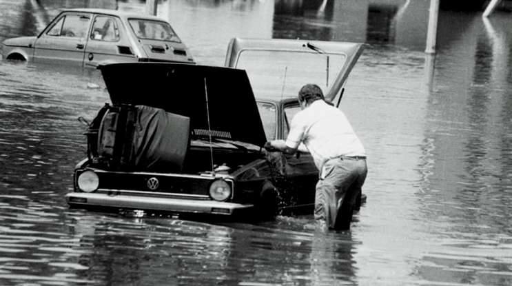 Opole 1997. Ulica Koszyka. Po opadnięciu wody właściciele samochodów próbowali za wszelką cenę uratować swoje pojazdy. Zaczęło się wielkie mycie i czyszczenie zalanych aut.
