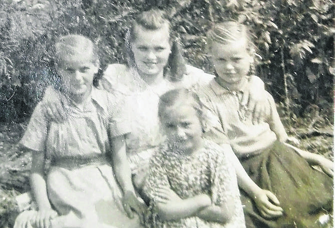 Siostry Zającówny w komplecie, od lewej: Helena, Anna, Stanisława i na pierwszym planie Janina<br /> <br /> 