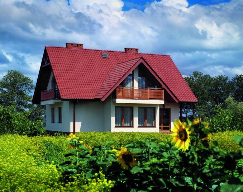 Kąt nachylenia dachu i jego kształt znacząco wpływają na możliwość wygodnego urządzenia poddasza.