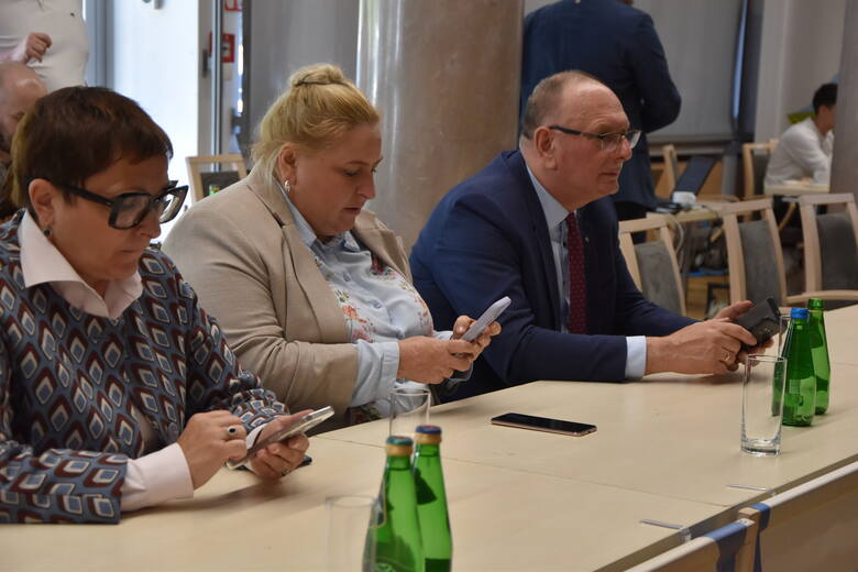 Tuż po zakończeniu negocjacji - posłowie wysyłali wiadomości tekstowe - Krystyna Sibińska (KO), Maja Nowak (Polska 2050) i Stanisław Tomczyszyn (PSL
