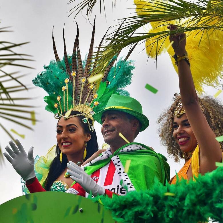 Samba i piłka. Karnawał w Rio łączy dwie największe pasje Brazylii [ZDJĘCIA]