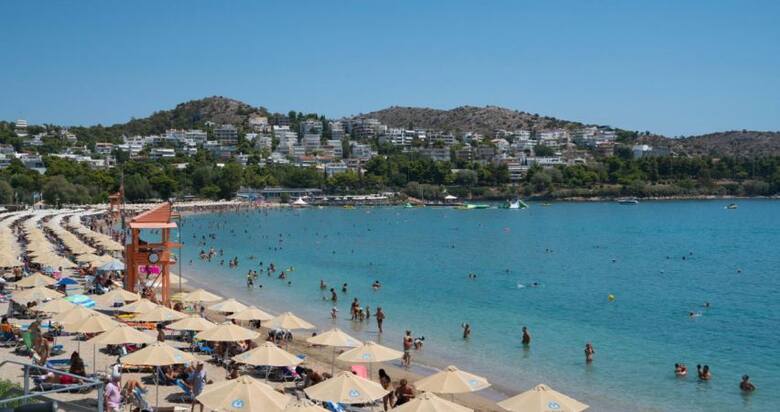 W wielu greckich miejscowościach niemożliwe jest znalezienie wolnego miejsca przy brzegu morza
