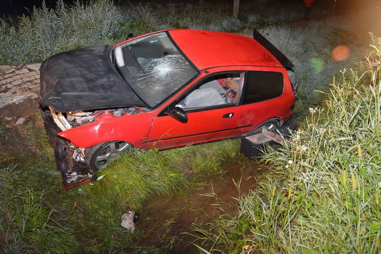 Pijany 20letni kierowca hondy rozbił samochód w rowie w