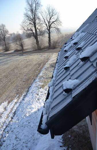Różnego rodzaju bariery przeciwśnieżne zminimalizują zagrożenia spowodowane przez masy śniegu, spadające z dachu.