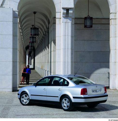 Fot. VW: Na dużą skalę produkcję nowoczesnych diesli z wtryskiem bezpośrednim rozpoczął koncern Volkswagen. Na zdjęciu VW Passat I generacji z dieslem