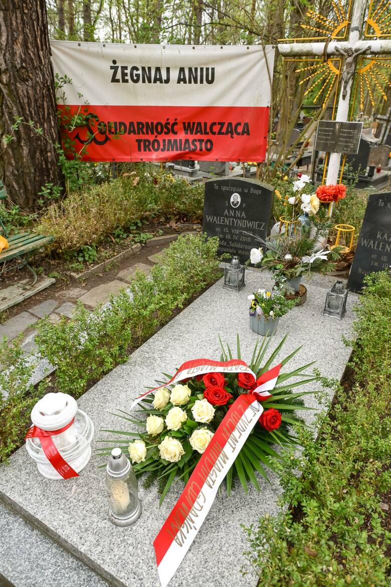 Przewodnicząca Rady Miasta Gdańska oraz zastępca prezydent Gdańska złożyli kwiaty i zapalili znicze na grobach gdańskich ofiar katastrofy.