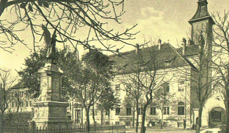 Lindenplatz - plac Wolności z pomnikeim wojennym z XIX wieku.