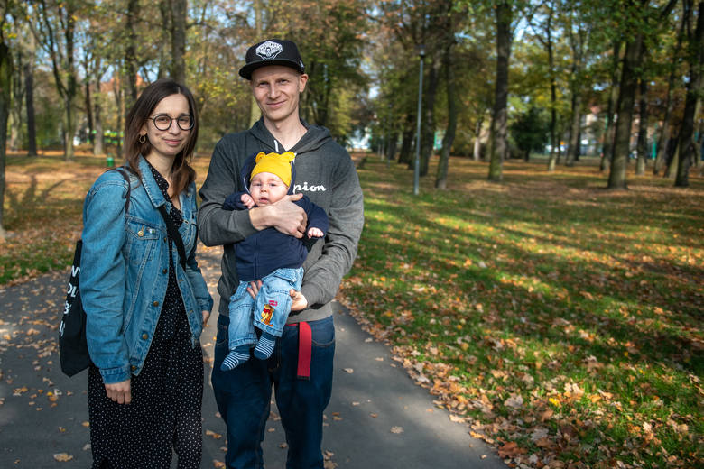 Poznańscy artyści - aktorka Katarzyna Bujakiewicz i raper Peja włączają się w pomoc przy zbiórce na leczenie Alexa, 5-miesięcznego chłopca, który choruje na SMA typu 1. Artyści wystawiają na licytację "samych siebie", oferując spotkanie przy kolacji lub śniadaniu