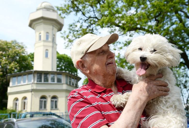 Józef Kamela - z psem Puszkiem - często spaceruje w okolicy Wieży Braniborskiej. Nic dziwnego mieszka na osiedlu od 30 lat. Cieszy się, że jest pomysł
