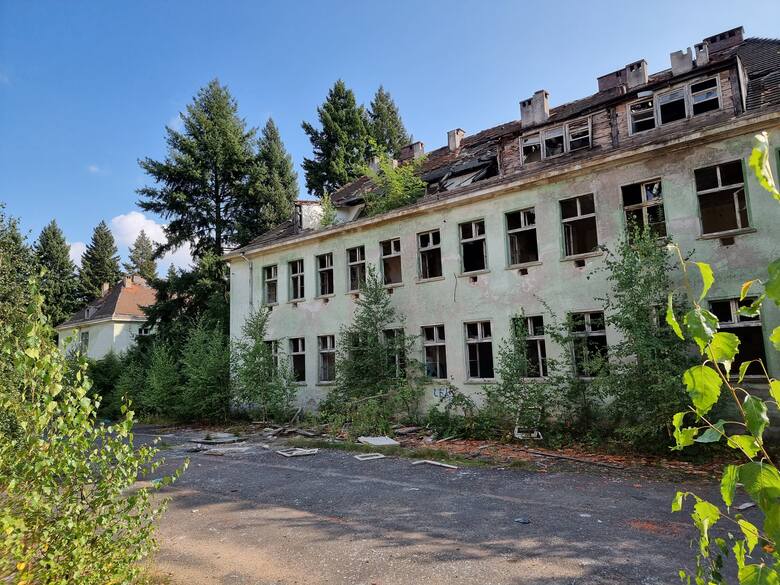 Dawny szpital radziecki w Legnicy kiedyś tętnił życiem. Obecnie stoi opuszczony i nadal niszczeje w Parku Złotoryjskim. Dawniej znajdowało się w nim