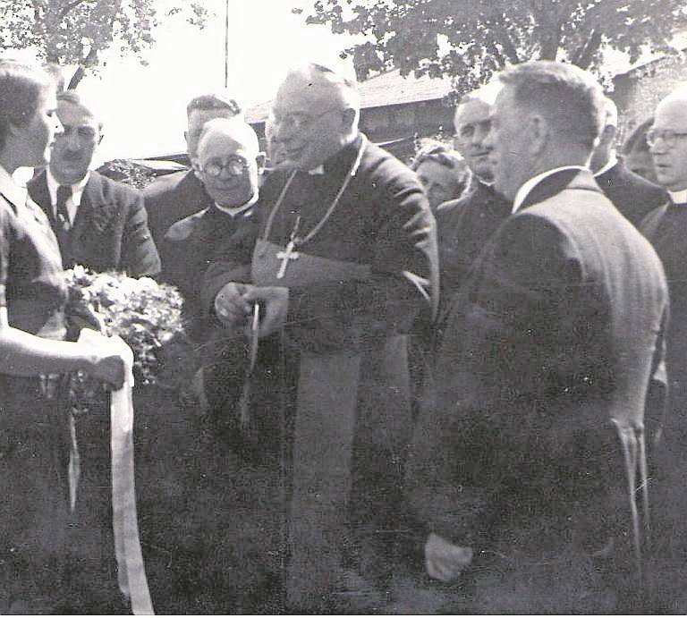 Powitanie biskupa Kazimierza Kwiatkowskiego, przy liceum w Golubiu, przy ul. Brodnickiej. Artur Reiske (z prawej).
