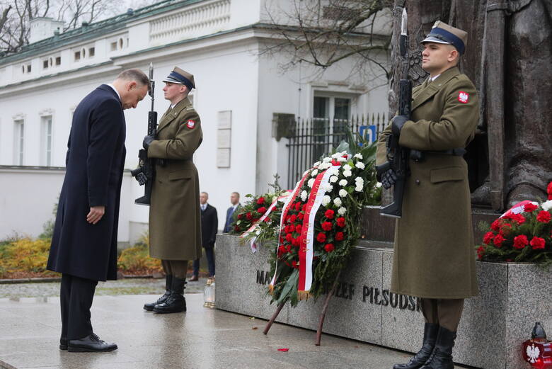 Prezydent Andrzej Duda złożył wieńce przed pomnikami Ojców Niepodległości.