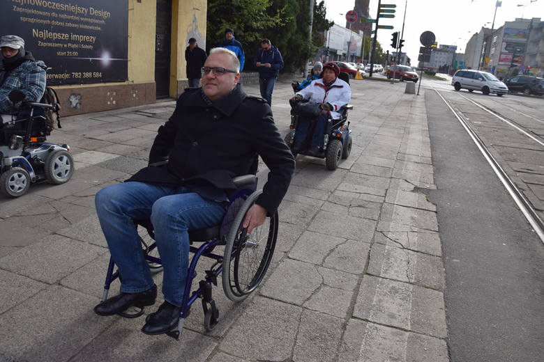 Radny Grzegorz Musiałowicz wsiadł na wózek, by poczuć udrękę niepełnosprawnych