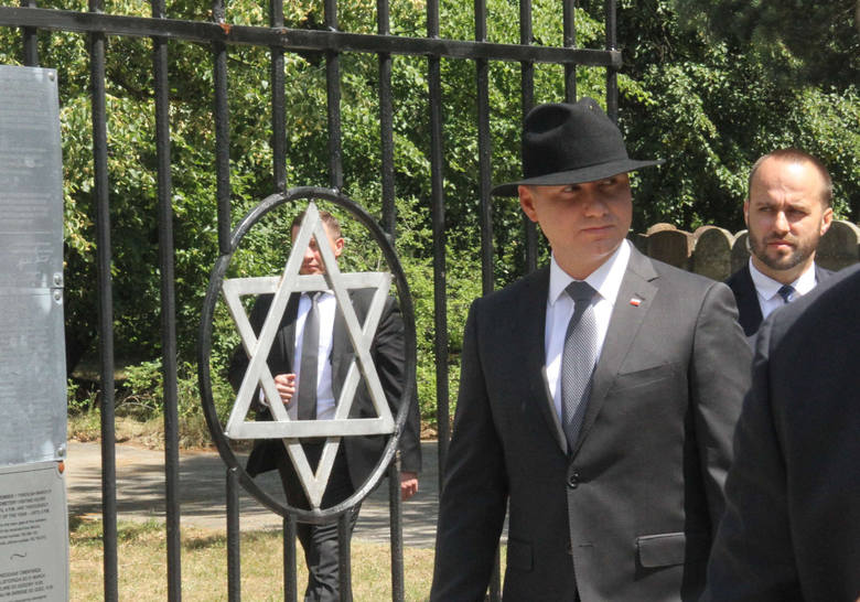 Prezydent Andrzej Duda i rabin Michael Schudrich podczas uroczystości na Cmentarzu żydowskim w Kielcach.