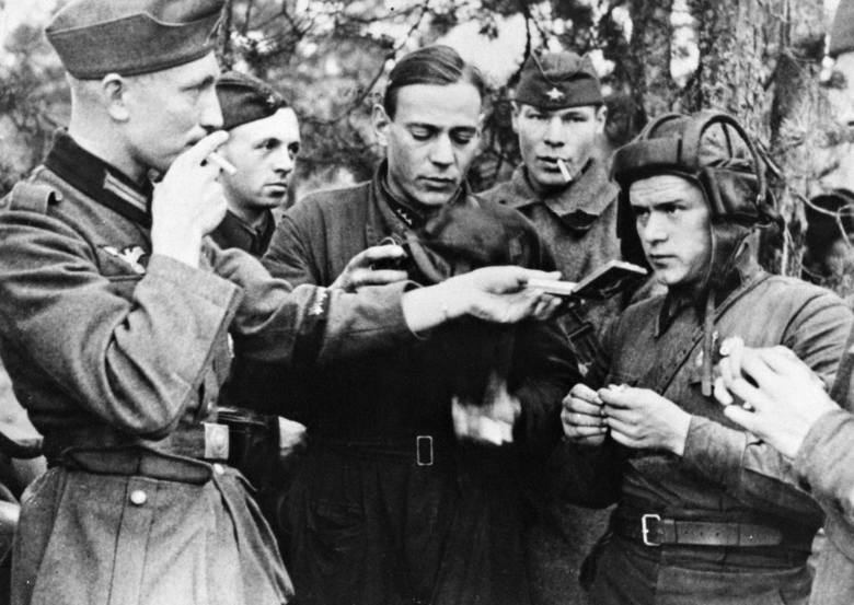 Sowieccy żołnierze razem z niemieckimi na terenie Polski, na „nowej granicy” ZSRR i III Rzeszy. 1939 r.