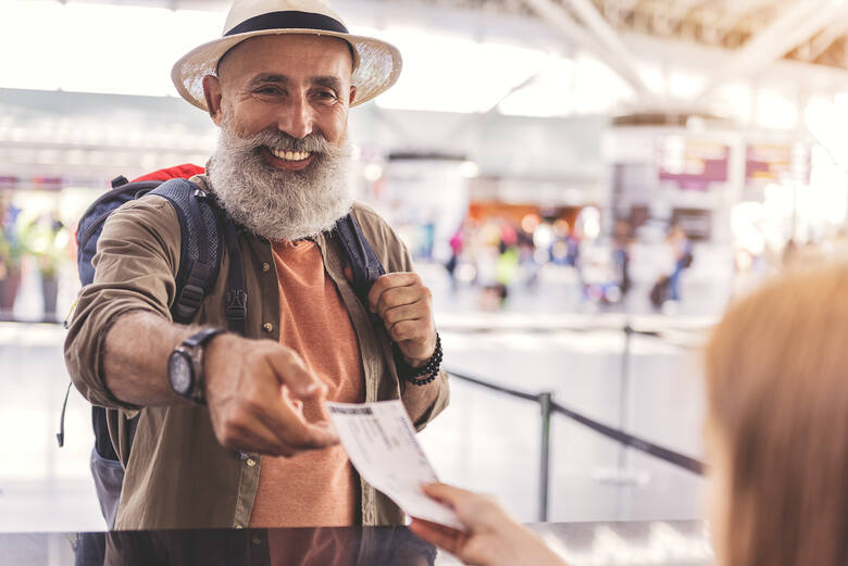 Seniorzy, podróżując, mogą dużo zaoszczędzić. Podróżowanie po Polsce może być bardziej ekonomiczne dzięki wielu zniżkom. Planując swój urlop, warto sprawdzić