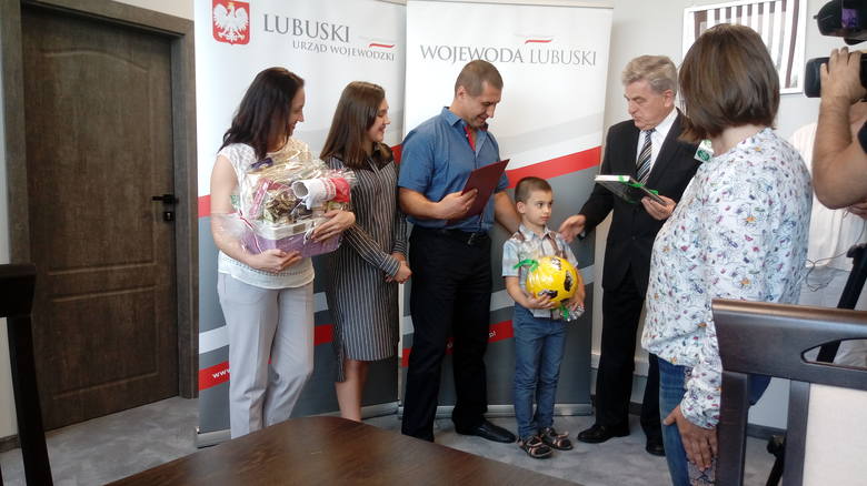 Andriej Sirowatskyi z żoną Tatianą i dziećmi: Dmytrem (wołają na niego Dima) i Olą (na nią Sasza) na spotkaniu z wicewojewodą lubuskim Wojciechem Perczakiem 