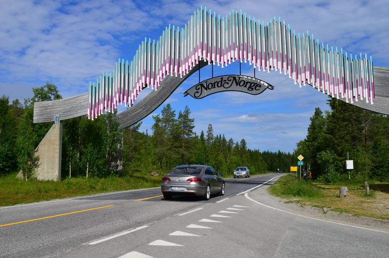 Brama witająca kierowców w regionie Nordland.