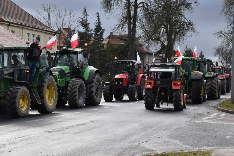 Trwa ogólnopolski protest rolników. W Człuchowie około 100 ciągników wyruszyło na ulicę, utrudnienia potrwają do 18.00