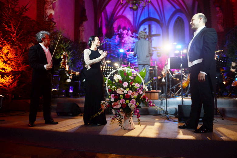 Finał koncertu noworocznego, od lewej: Vadim Brodski, Joanna Woś i Stanisław Kuflyuk. 