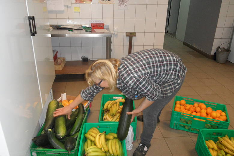 Przygotowywanie owocowo-warzywnej przekąski dla słonia