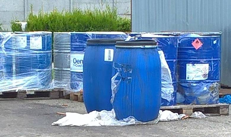 Ponad 100 beczek odpadów  na posesji w Dzietrzychowicach