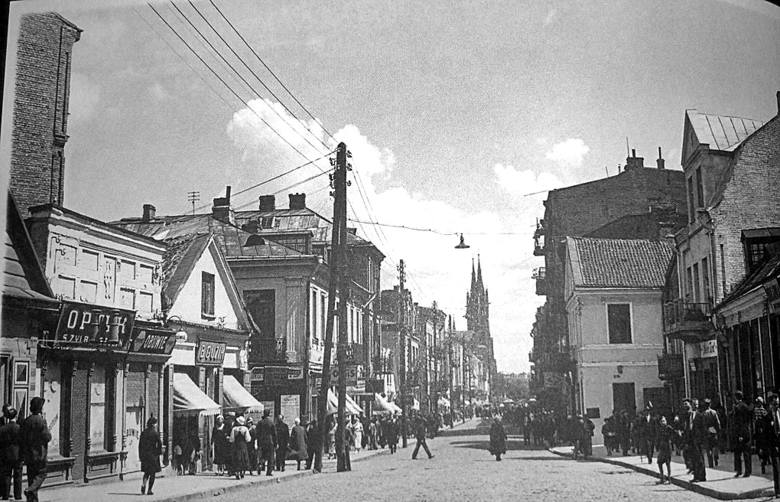  Ulica Marszałka Piłsudskiego, po lewej optyk Zylbersztejna, sklep B. Guzika, a tuż za nim wylot ulicy Kupieckiej. Zdjęcie pochodzi ze zbiorów Dariusza Hajduczeni.