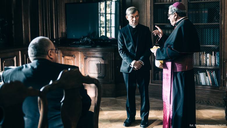 "Kler" budzi kontrowersje. Czy polski Kościół oczyści się w końcu z pedofilów w sutannach?