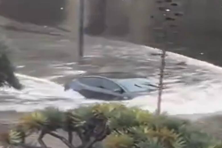 Samochód pędził po zalanej ulicy. Nie zwracał uwagi na zagrożenie