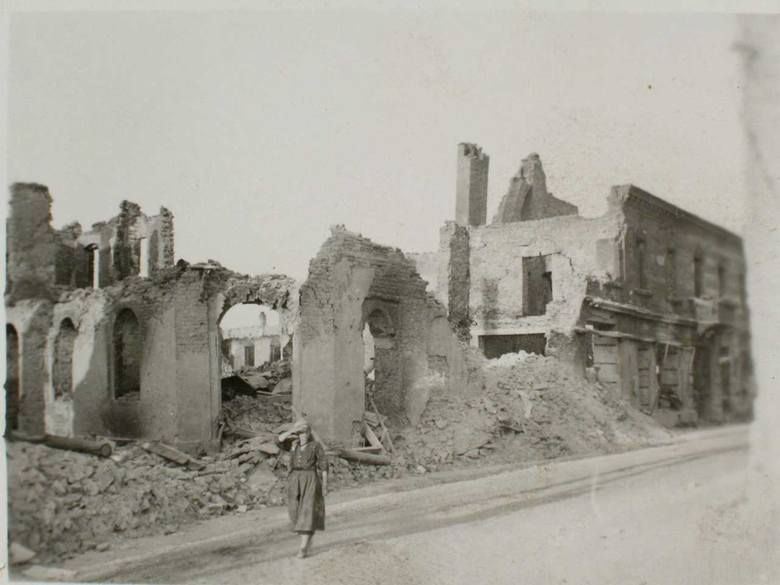 Zdjęcie zbombardowanego Wielunia wykonane przez samych sprawców masakry. Fale niemieckich samolotów powracały nad miasto kilka razy, mimo że nie było