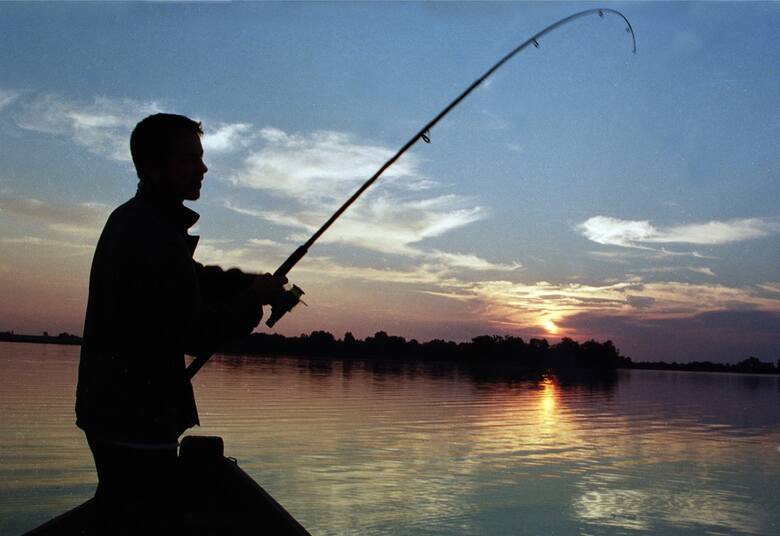Wędkowanie to świetny pomysł na weekend nad wodą, z dala od miejskiego zgiełku. Łowienie ryb wymaga jednak cierpliwości - to nie hobby dla każdego.