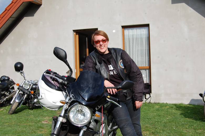 Piękne motocyklistki ze Skierniewic i okolic twarzami kalendarza. Dochód ze sprzedaży ma trafić do Stasia [ZDJĘCIA]