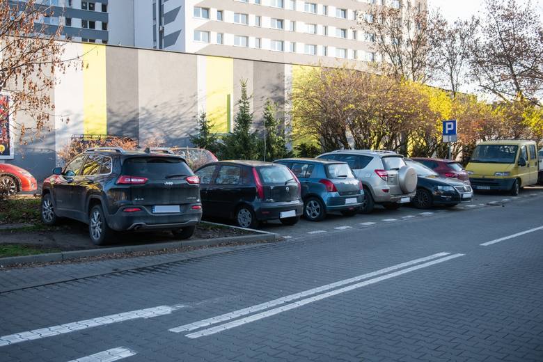Przy budynku Wydziału Spraw Obywatelskich i Uprawnień Komunikacyjnych parking jest płatny co jest zmorą mieszkańców pobliskich ulic Gronowej i Wyżyny. 