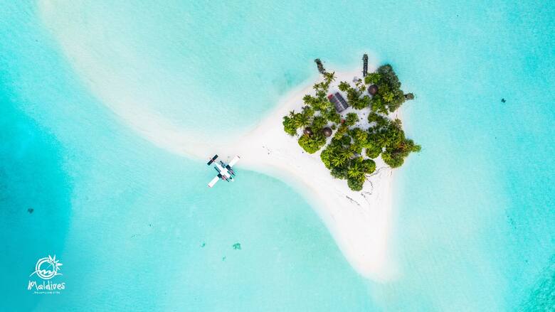 Rajskie wyspy, gdzie plaże świecą na niebiesko. Poznaj dwa oblicza Malediwów