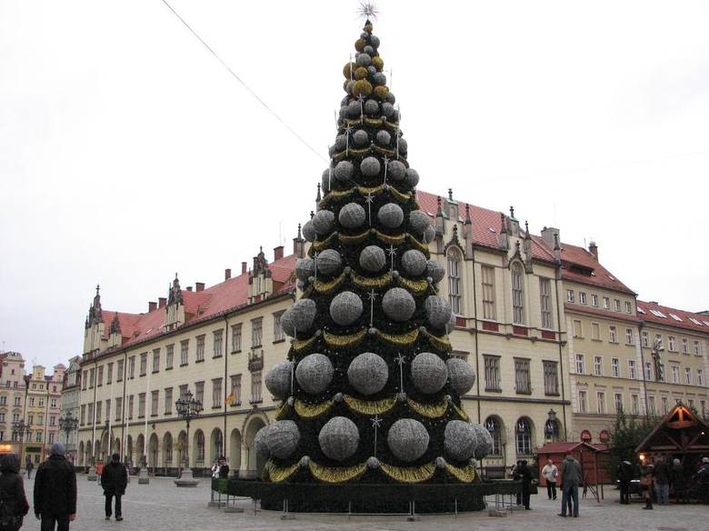 Choinka we Wrocławiu<br /> Wrocław również może pochwalić się imponującym drzewkiem świątecznym.<br /> 