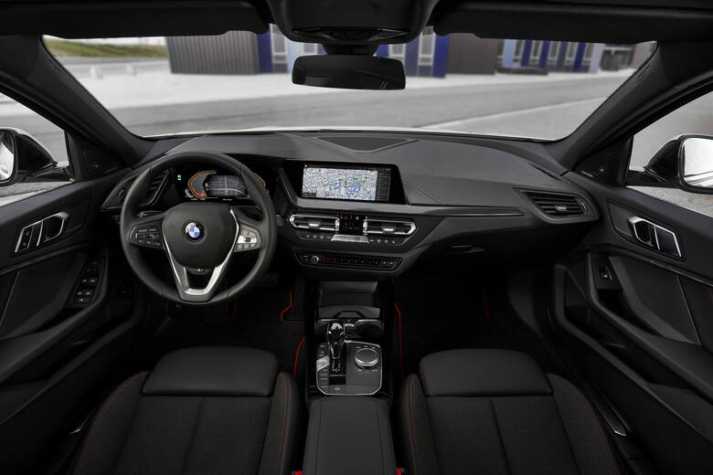 BMW Serii 1 W trzeciej generacji BMW Serii 1 zastosowano po raz pierwszy nowoczesną konstrukcję BMW z napędem na przednie koła. Fot. BMW