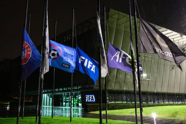 Wszystkie flagi przed siedzibą FIFA opuszczone do połówy masztu na znak żałoby po Pele