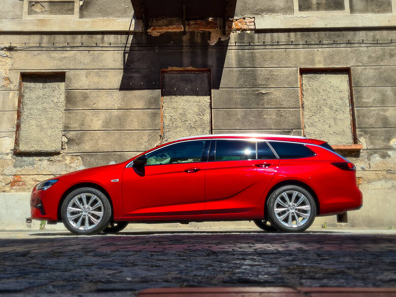 Na tle innych przedstawicieli segmentu D, Opel Insignia może uchodzić za samochód mocno konserwatywny. Uszczypliwi powiedzą, że Insignia jest po prostu