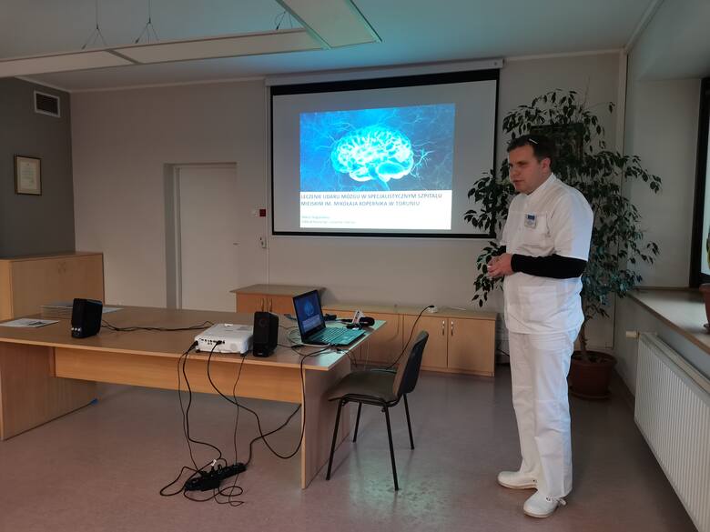 W szpitalu miejskim w Toruniu odbyła się uroczystość wręczenia nagrody - Statusu Diamentowego od Inicjatywy Angels oraz Europejskiej Organizacji Udarowej za leczenie udarów mózgu w III kwartale 2022 roku. Na zdjęciu dr Marcin Rogoziewicz.
