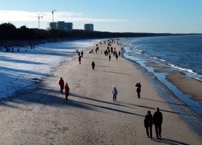 Zimą na plażach Bałtyku, nawet w popularnych miejscowościach, panuje znacznie mniejszy tłok. To dobra pora, by cieszyć się morską przyrodą w spokoju