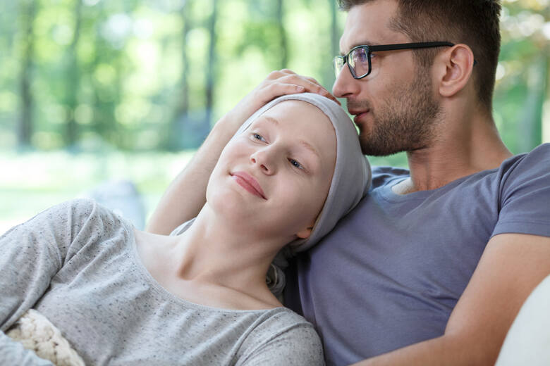 Młoda kobieta podczas terapii onkologicznej ze swoim partnerem