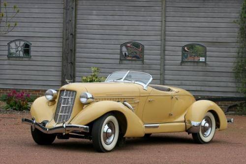 Fot. Newspress: Właściciel Auburna 851SC Boat-Tail Speedster z 1935 r. sprzedał swoje auto na aukcji za 193 500 funtów (ok. 1 mln 110 tys. zł). cena