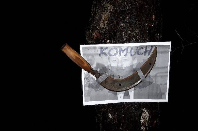 Kartka z podobizną Ryszarda Białackiego oraz sierpem i napisem "komuch" przymocowana była do drzewa około 40 metrów od jego posesj
