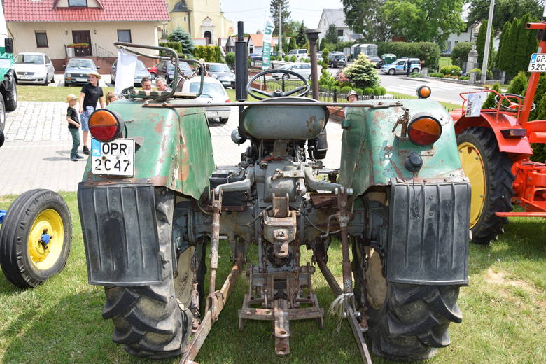 Szyk farmera? Wyjechać z zagrody starym traktorem!